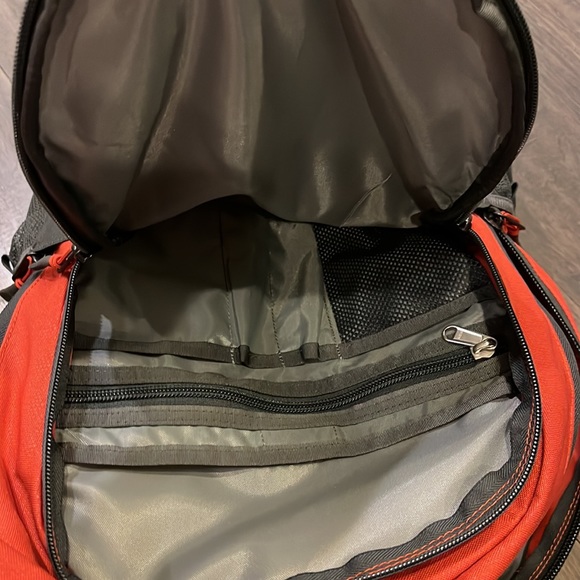 The North Face Jester Backpack 15'' Laptop School book Bag new - Picture 10 of 16